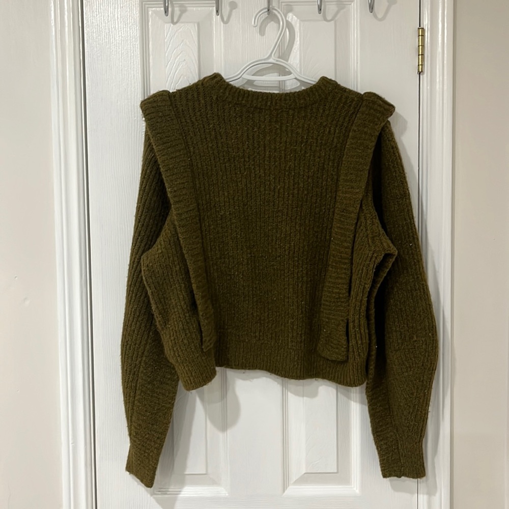 Green cropped sweater, great for fall and winter looks.